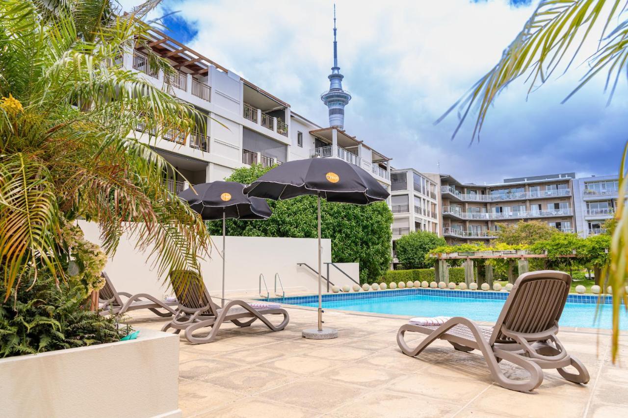 Hotel Ohtel Auckland Exterior foto The swimming pool at the hotel