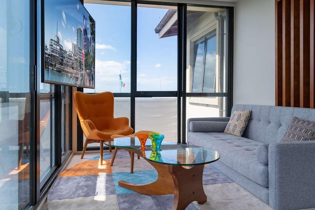 Hotel Ohtel Auckland Zimmer foto A living room with a view of the city