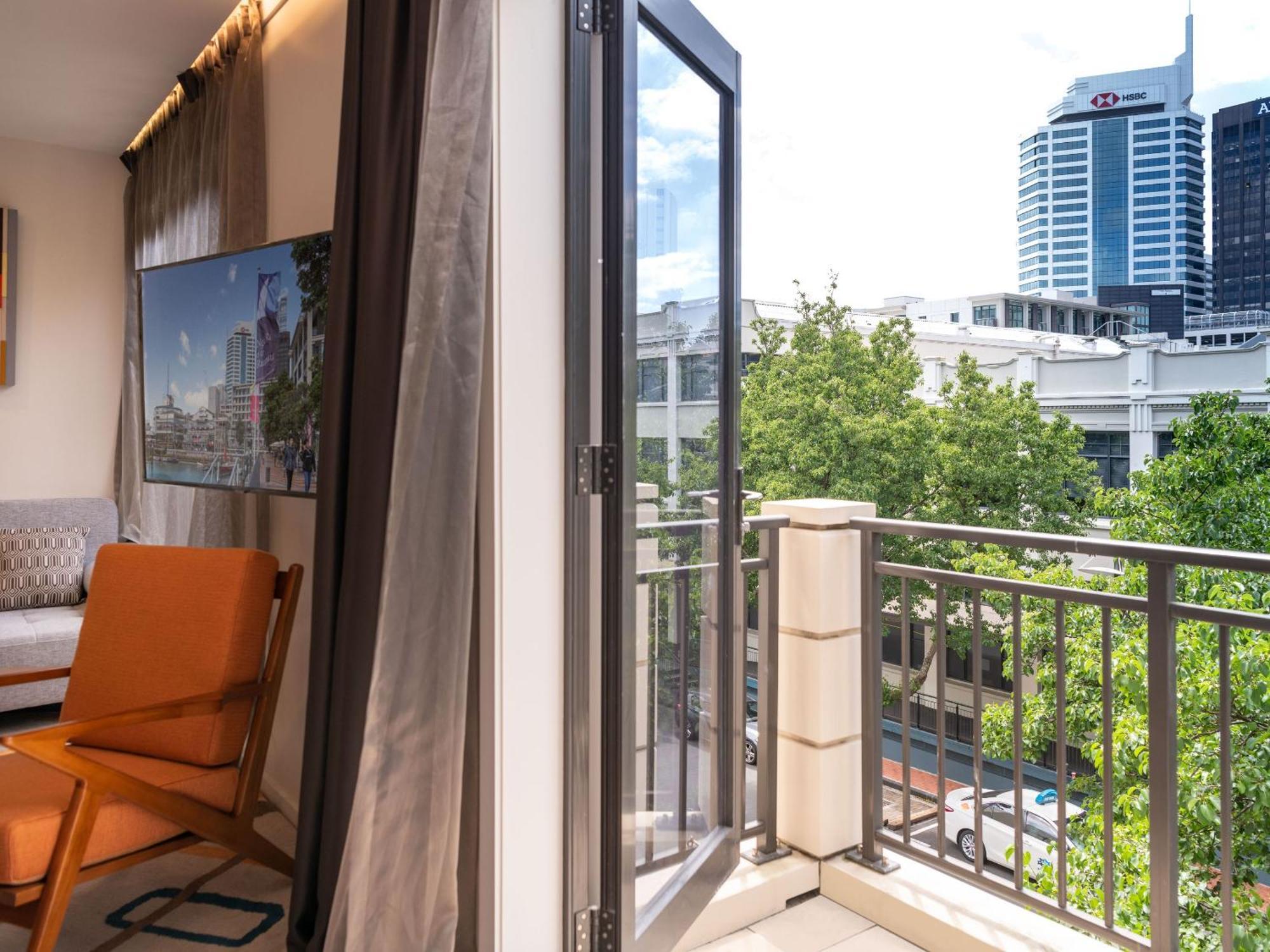 Hotel Ohtel Auckland Exterior foto A balcony in a residential apartment
