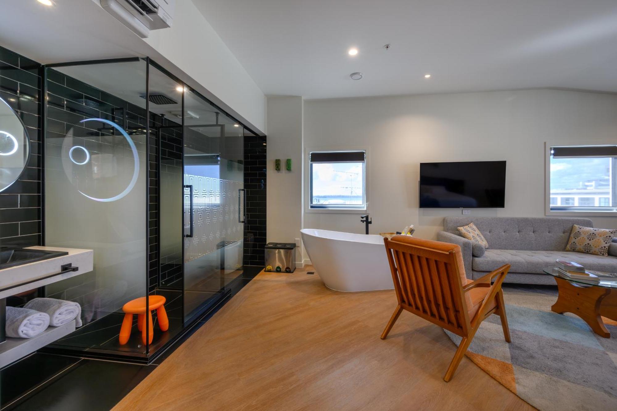 Hotel Ohtel Auckland Exterior foto A modern bathroom with a freestanding bathtub