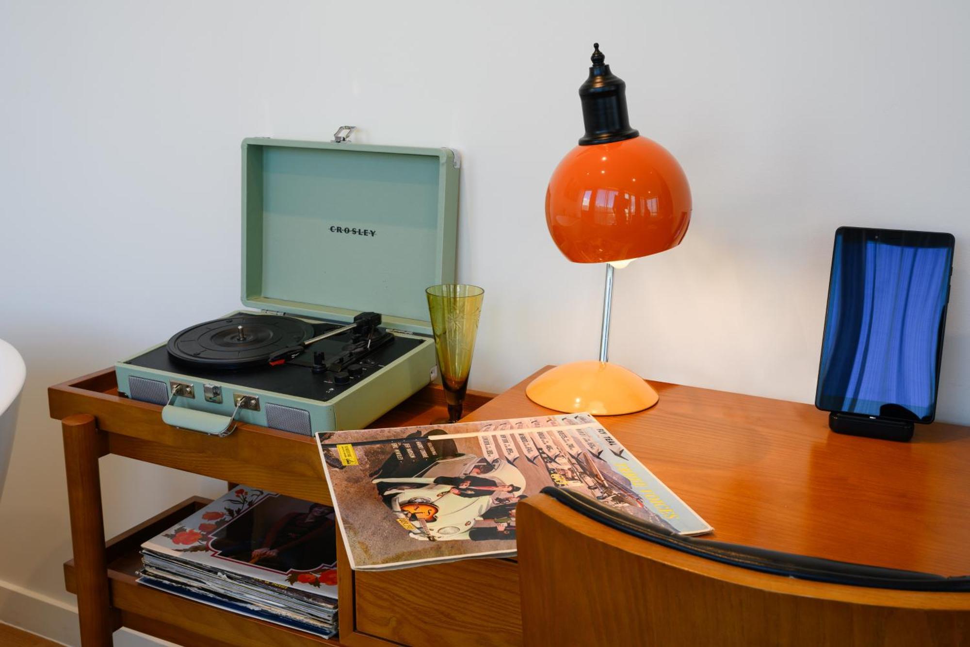 Hotel Ohtel Auckland Exterior foto A portable record player