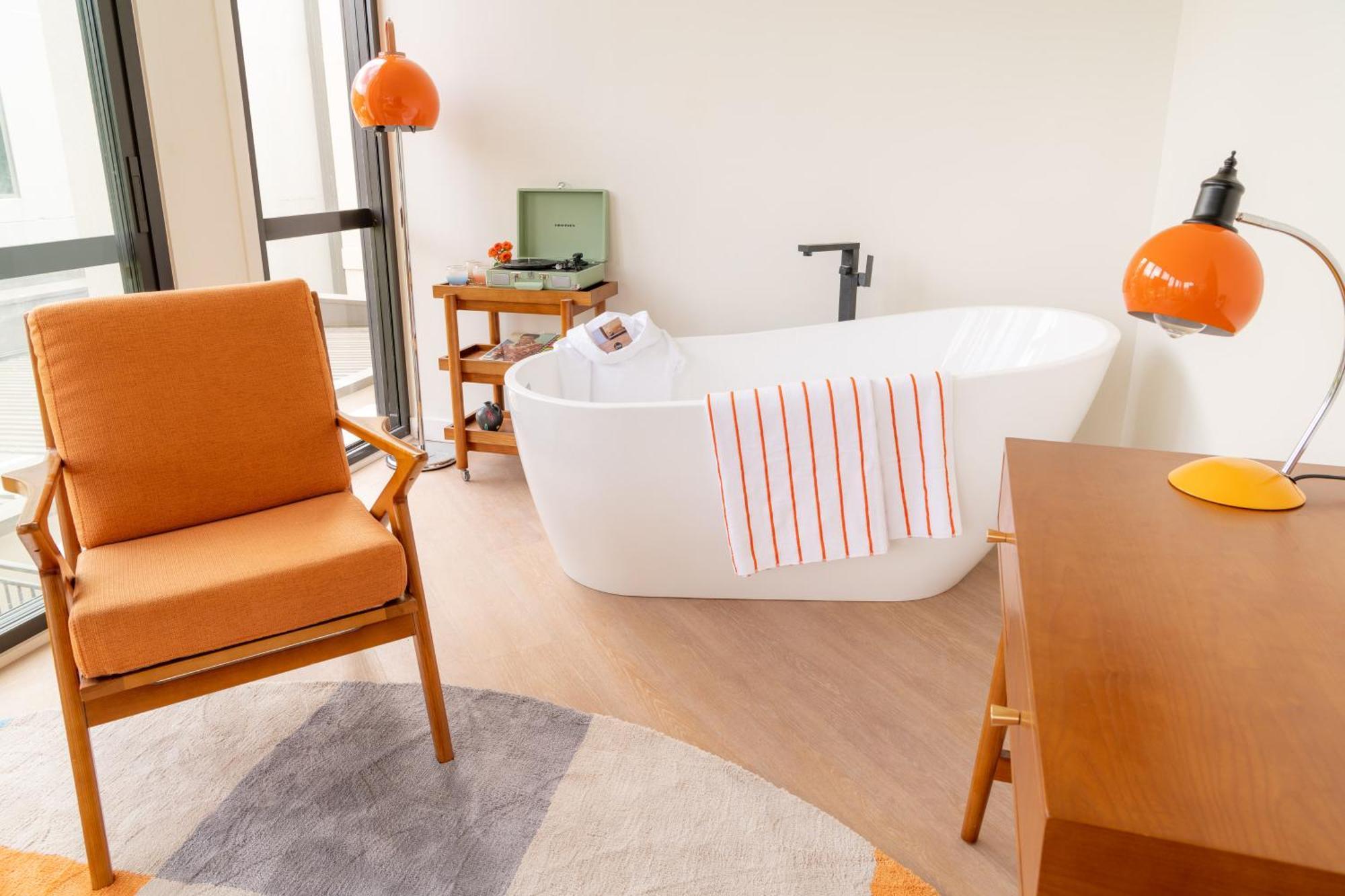Hotel Ohtel Auckland Exterior foto A freestanding bathtub