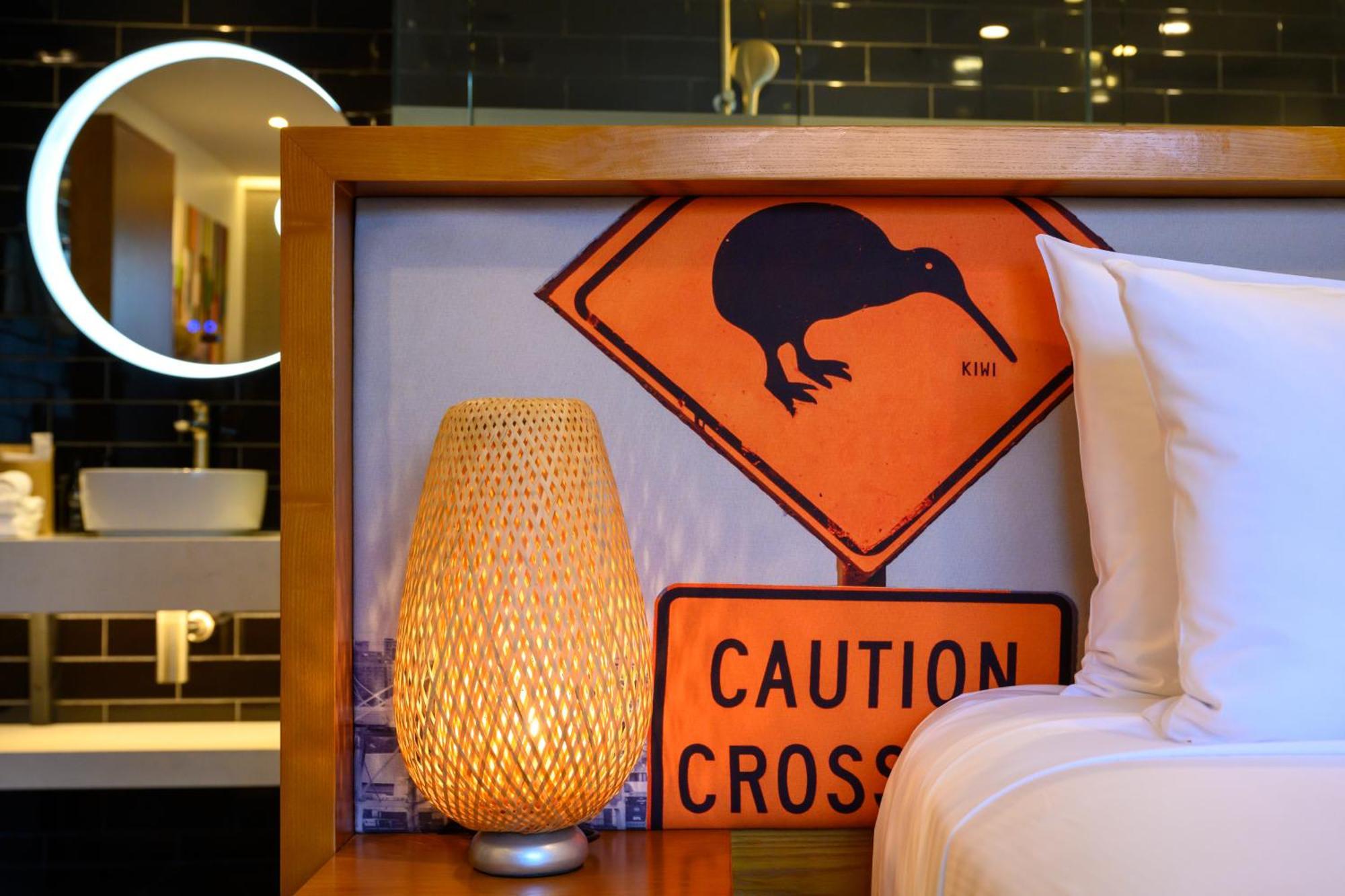 Hotel Ohtel Auckland Exterior foto A warning sign for kiwis