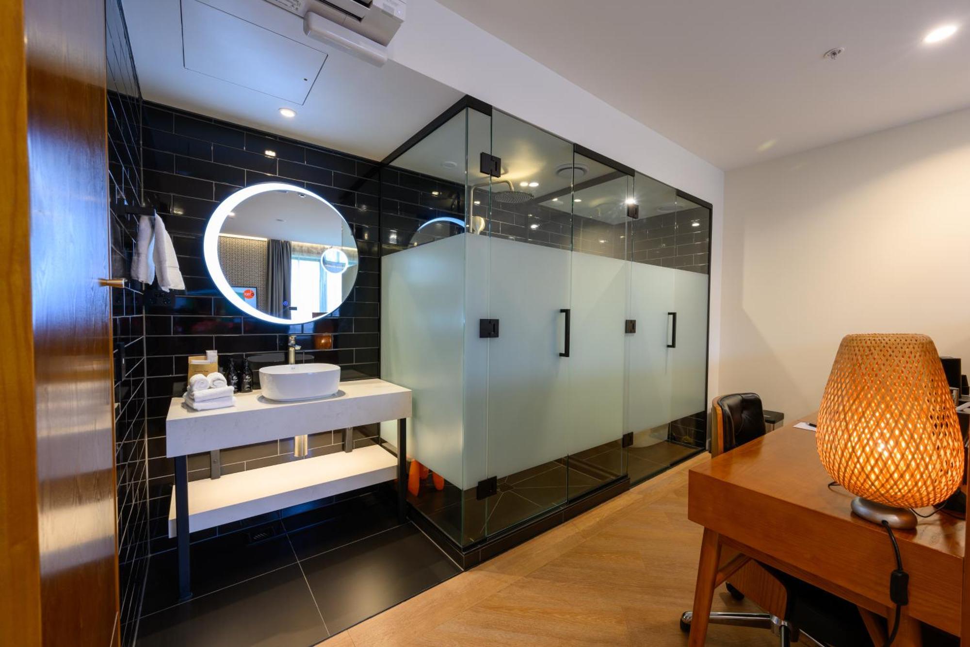 Hotel Ohtel Auckland Zimmer foto A bathroom in a hotel