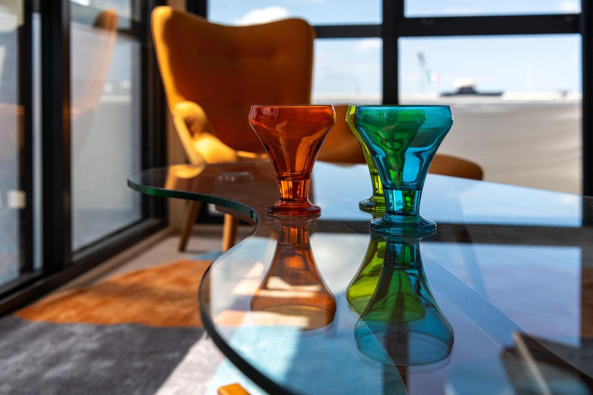 Hotel Ohtel Auckland Exterior foto Vases by the artist