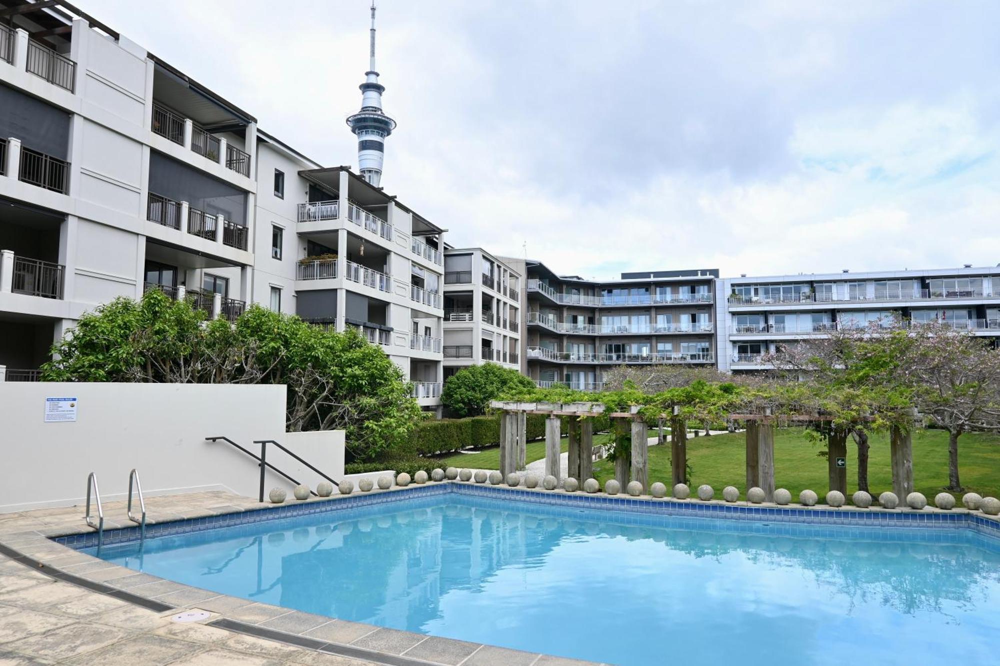 Hotel Ohtel Auckland Exterior foto The swimming pool at the complex