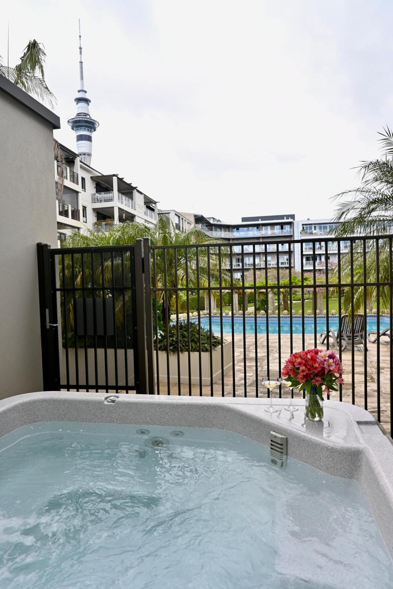 Hotel Ohtel Auckland Exterior foto A spa in a hotel